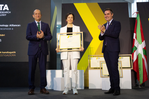 Dr. Nerea Aranjuelo receives the “Research Projection” award granted by BRTA as part of recognitions for research excellence